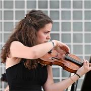 Violinista diplomanda presso il Conservatorio G. Verdi di Como, offre lezioni private di violino per ragazzi dai 5 ai 13 anni